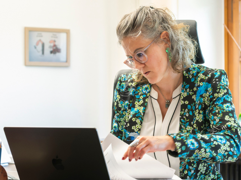 Salima Moyard au bureau