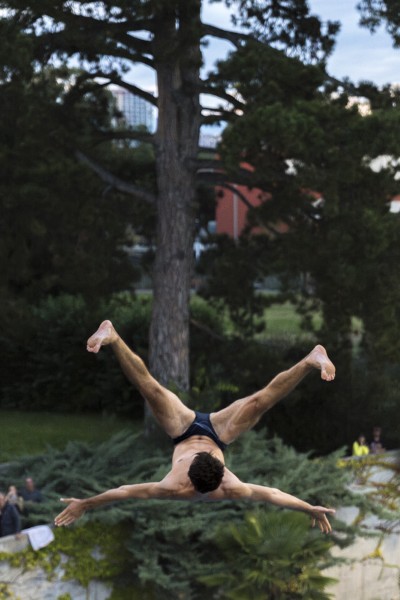 Lancy Cliff Diving en images