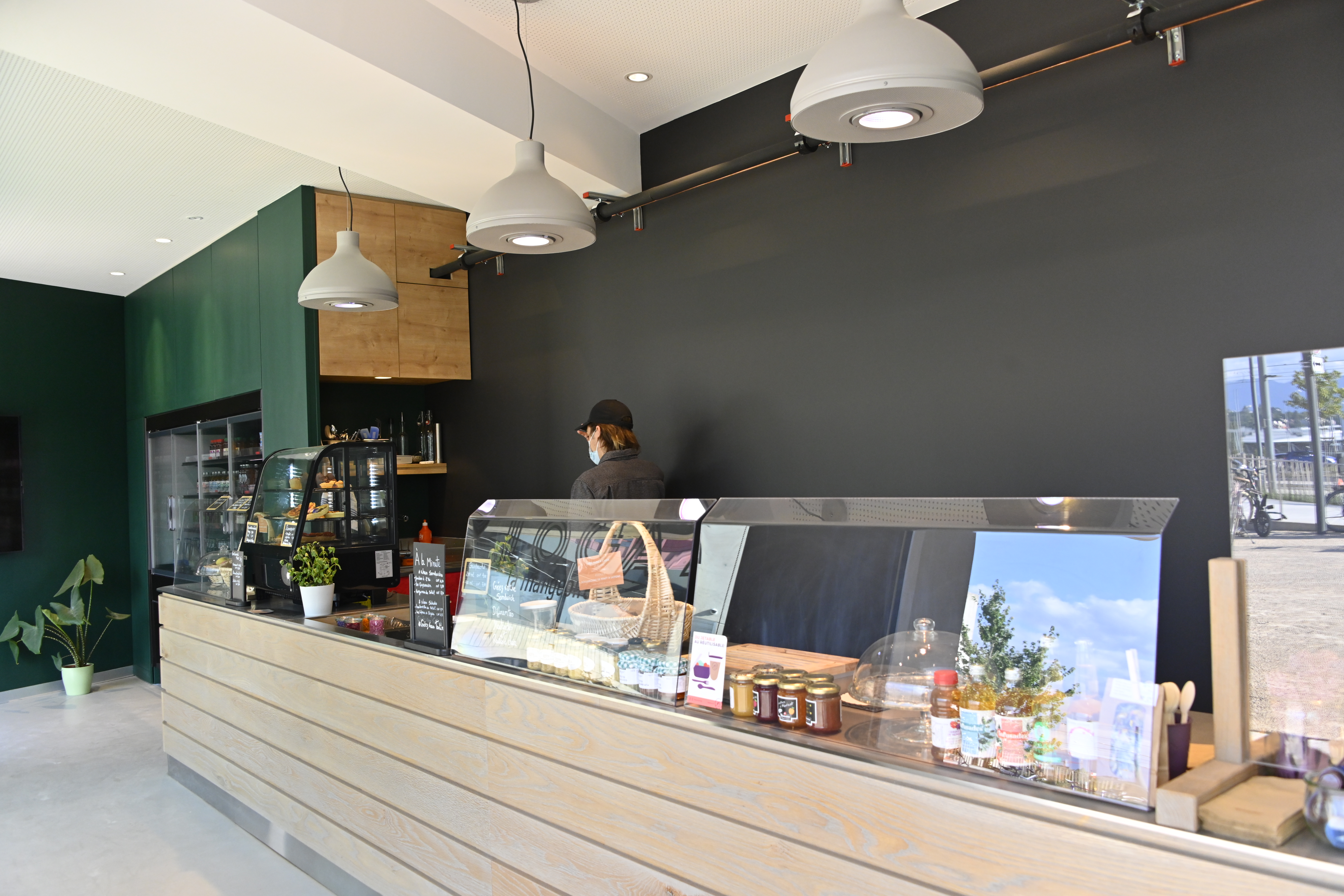 La place haute du Bachet-de-Pesay et l'épicerie "du Local" en images