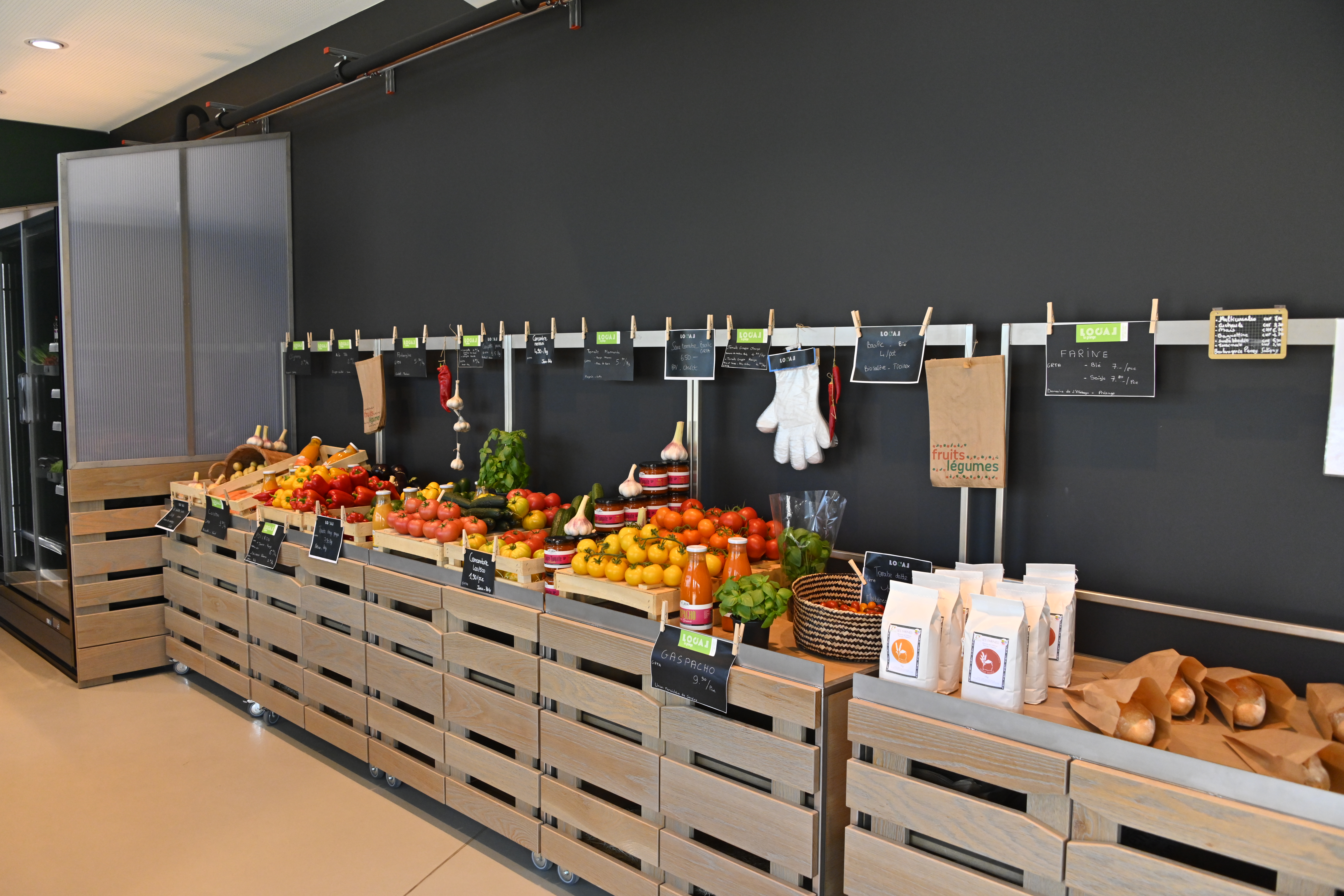 La place haute du Bachet-de-Pesay et l'épicerie "du Local" en images