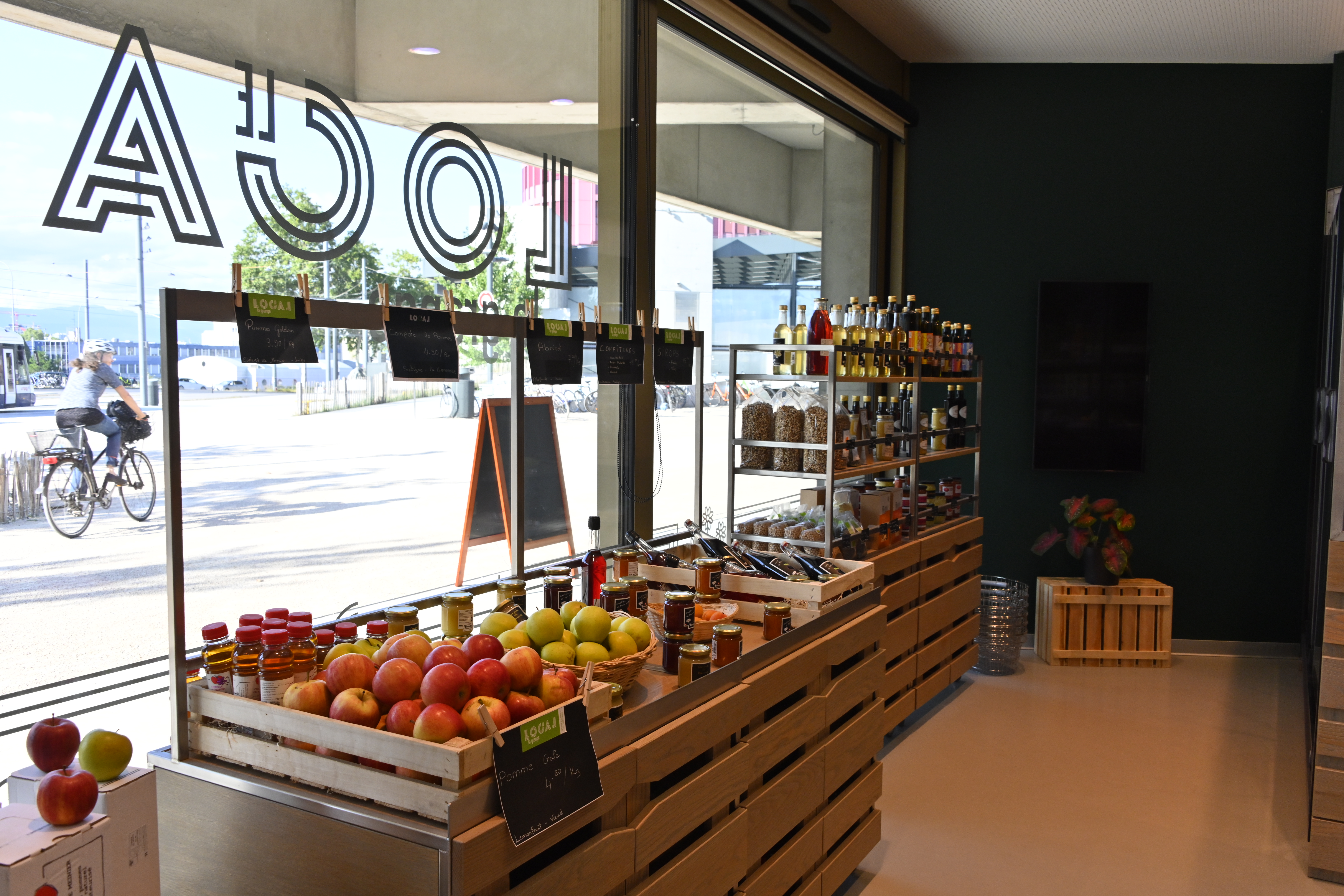 La place haute du Bachet-de-Pesay et l'épicerie "du Local" en images