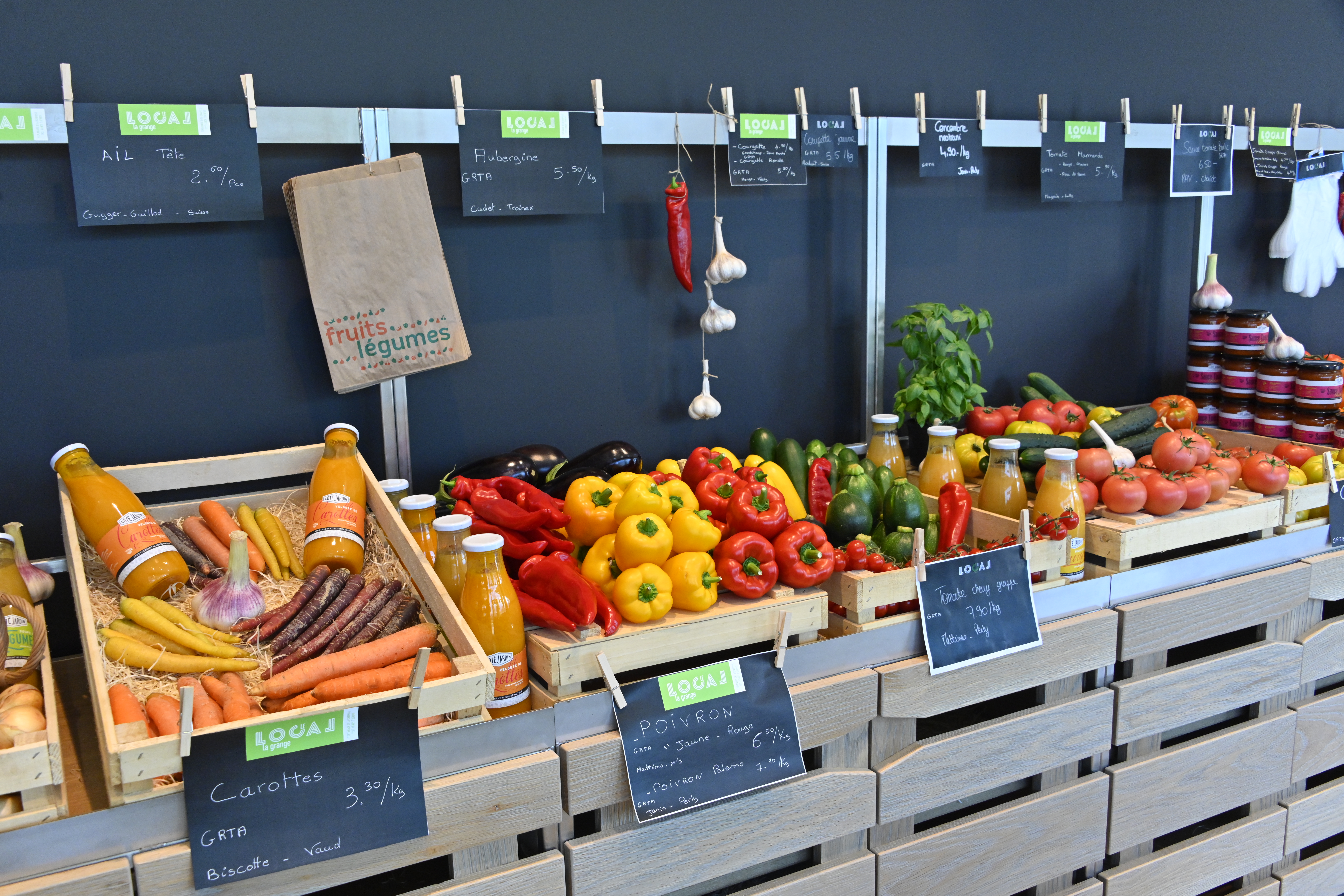 La place haute du Bachet-de-Pesay et l'épicerie "du Local" en images