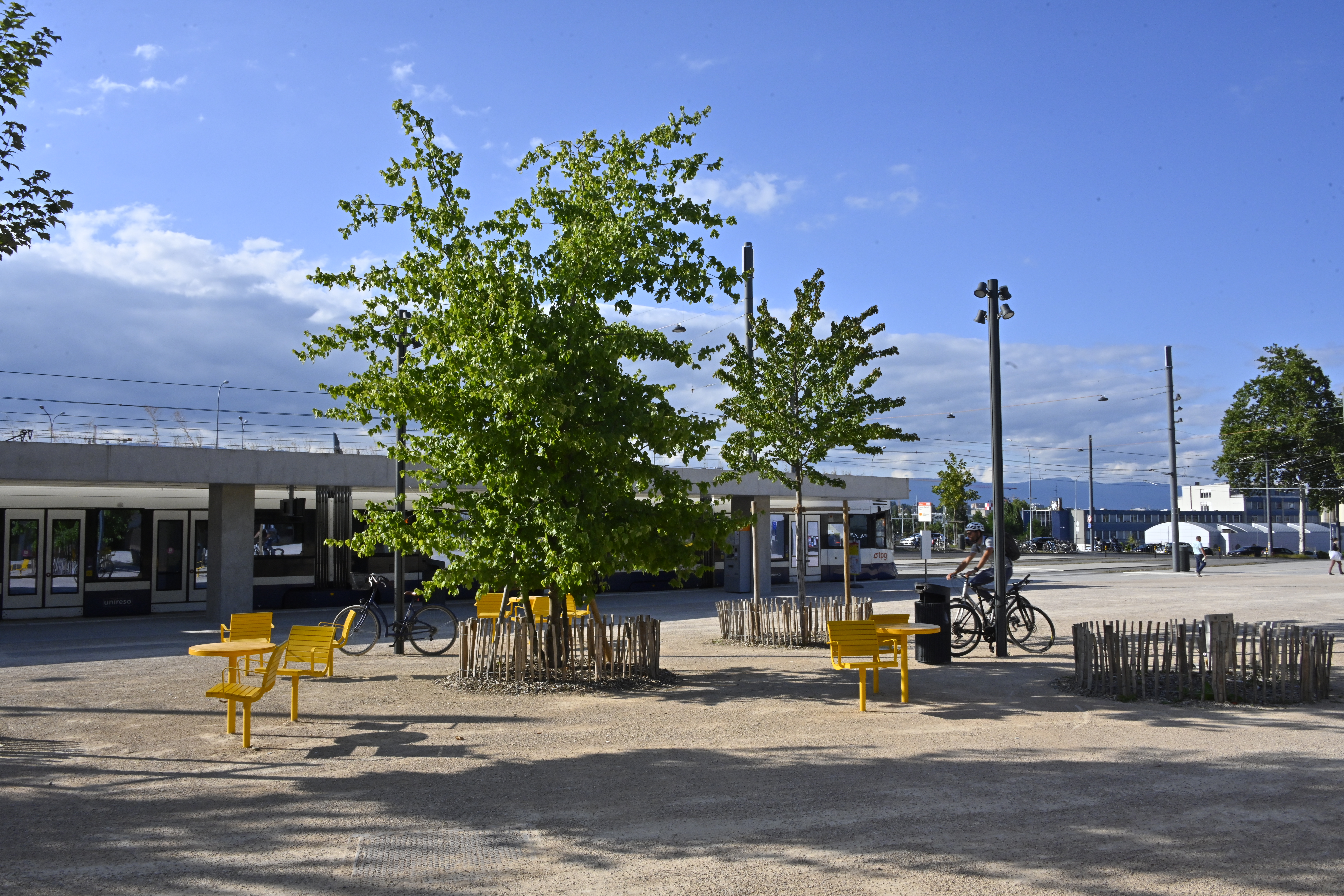 La place haute du Bachet-de-Pesay et l'épicerie "du Local" en images