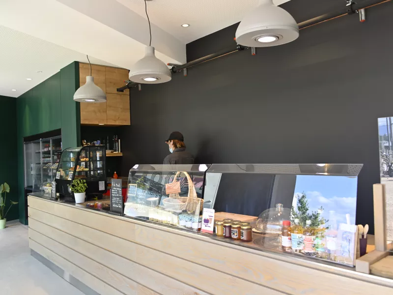 La place haute du Bachet-de-Pesay et l'épicerie "du Local" en images