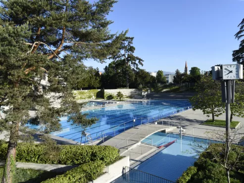 Vêtements anti-UV dans les piscines : les villes de Lancy, Carouge, Meyrin et Genève déposent un recours face à une loi incompatible avec les enjeux de santé publique